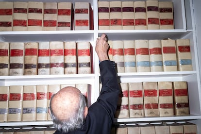 
Lorenzo Navarro, abogado especializado en gestión de herencias, consultando la colección legislativa de España en su despacho. 
