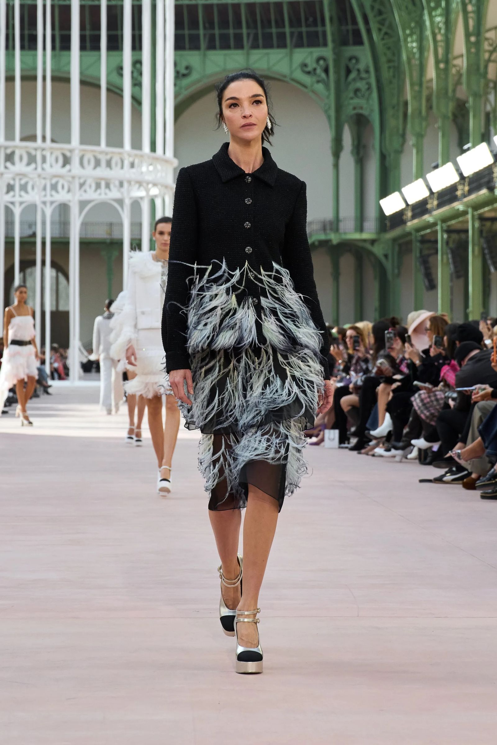 maria carla boscono desfilando en chanel con el vestido que llevó demi moore