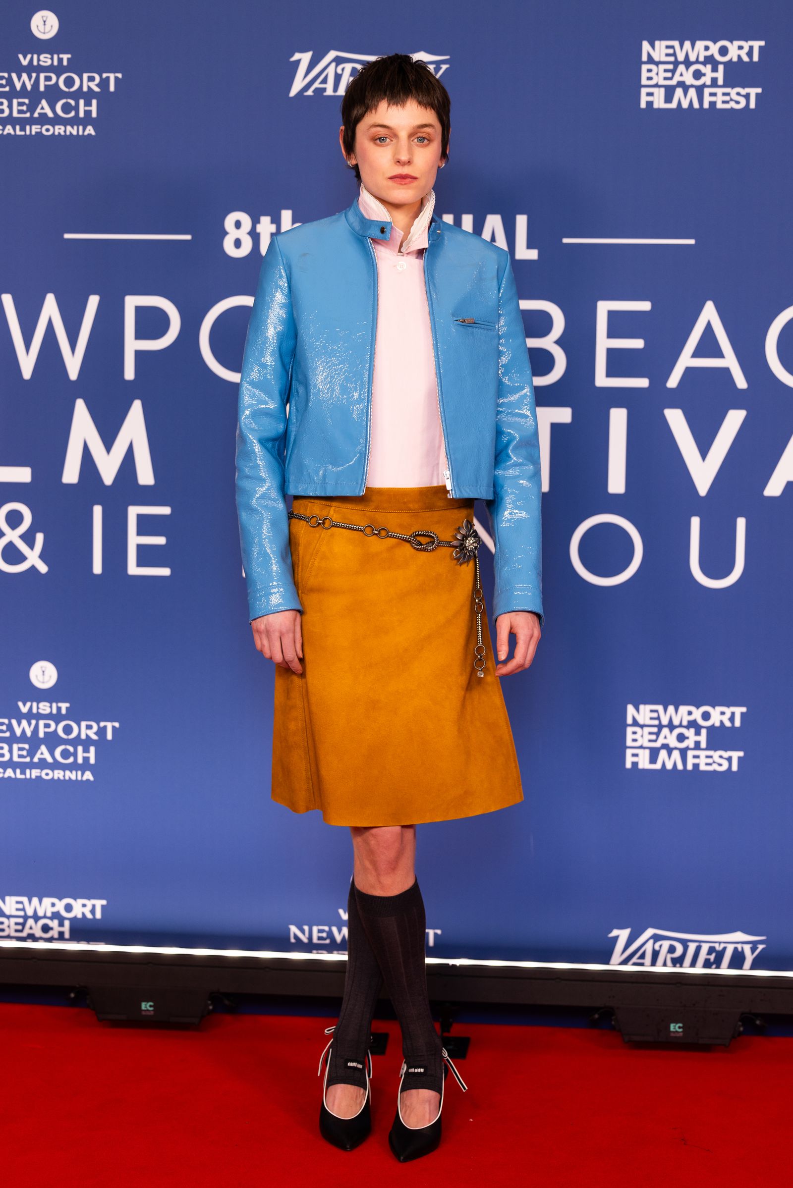 Emma Corrin con un look de miu miu