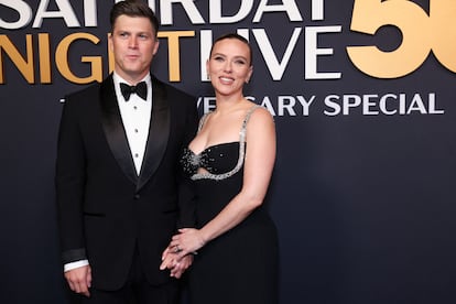 Colin Jost, miembro del reparto de 'Saturday Night Live', y su pareja, la actriz Scarlett Johansson, este domingo en Nueva York, en la alfombra roja de la gala del aniversario del programa.