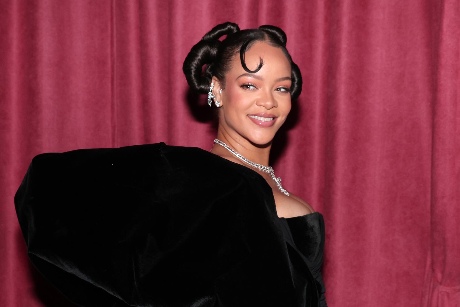 Peinado Rihanna Globos de Oro 2023