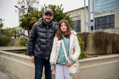 Daniel Guerrero López y su hija Isabel Guerrero Feijóo a la salida del Hospital Materno Infantil de La Paz, en Madrid.
