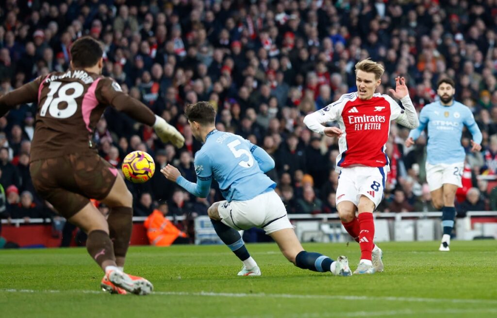 Martin Odegaard anota el 1-0 ante el Manchester City, este domingo en el Emirates Stadium.