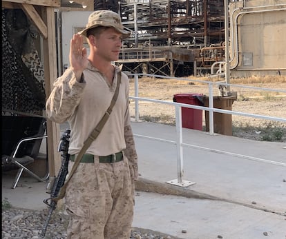 El funcionario del Departamento de Asuntos para Veteranos Andrew Lennox, en Siria, cuando era marine, en una foto proporcionada por él.