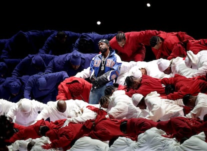 Kendrick Lamar cantó 'Humble' entre un grupo de bailarines que formaron la bandera.