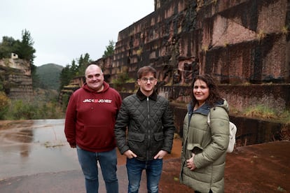 Desde la izquierda, Joseba Zarragoikoetxea y Patrik Saitua, alcaldes de Ereño y Arteaga, y Laura Damas, geóloga de la UPV, en la cantera de Andrabide.