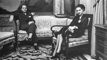 Julio Muñoz Ramonet y su mujer, Carmen Villalonga, en la casa de la calle Muntaner, que forma parte del legado a Barcelona.