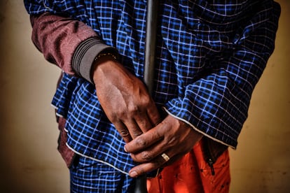 Un líder masái del Área de Conservación de Ngorongoro (NCA), quien pidió no ser reconocido por miedo a represalias, posa para un retrato en la aldea de Karatu, Tanzania el 19 de septiembre de 2024.