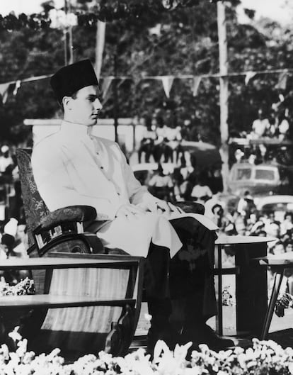 El príncipe Karim en su ceremonia de entronización en Tanzania en 1957. 