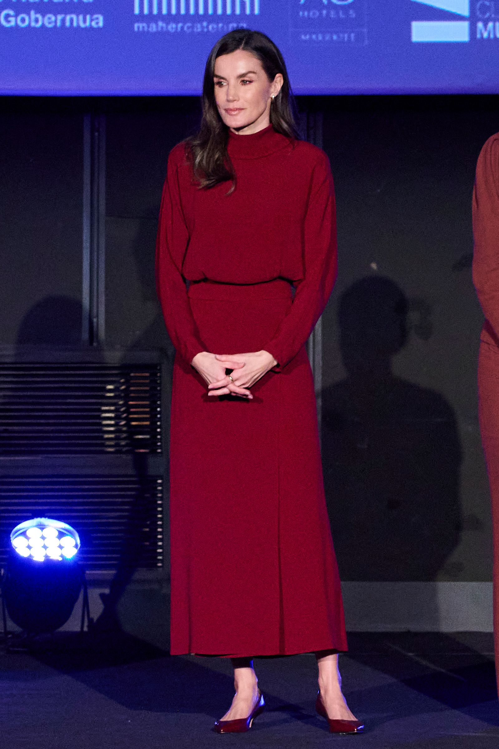 La reina Letizia en la Muestra de Cine Español de Tudela 2025 con un vestido rojo cereza de Massimo Dutti