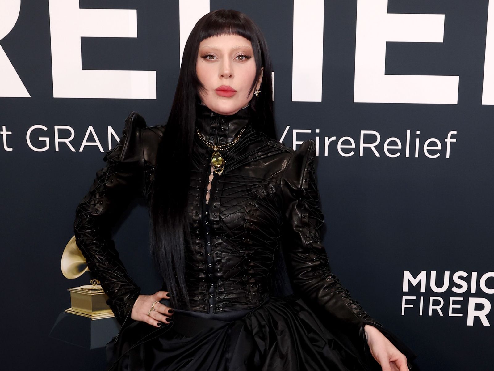 Lady Gaga lleva el glamour gótico y un collar único a los Grammy 2025