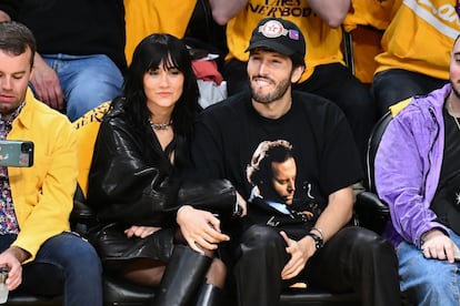 Aitana y Sebastián Yatra en un partido de la NBA en Los Ángeles, el 25 de abril de 2024.