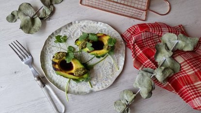 Tan fácil como cortar el aguacate en dos, quitar el hueso, pelarlo y al calor