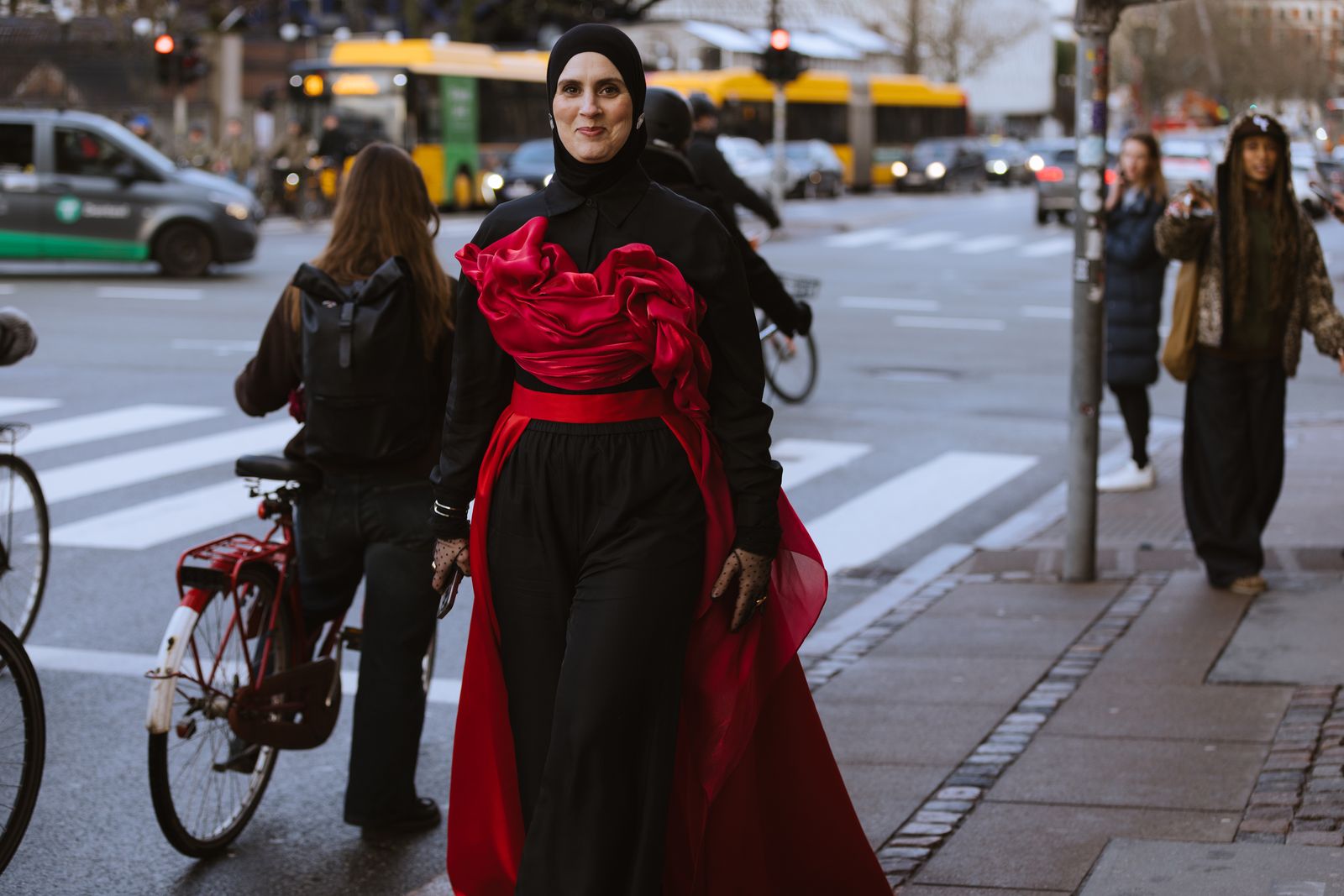 rojo y negro una de las tendencias en colores del otoño invierno 20252026