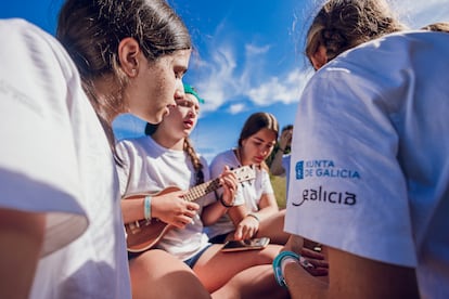 Varias adolescentes en el campamento de O Cebreiro, Galicia, una de las paradas de la Ruta Quetzal 2024, en una imagen cedida por la expedición.