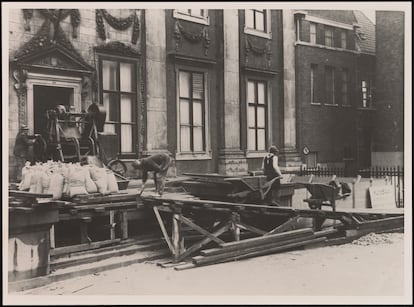  Construcción del depósito a prueba de bombas del museo Mauritshuis, en octubre de 1939. Es una imagen de la exposición 'Casa en la tormenta: Museo en tiempos de guerra'.
