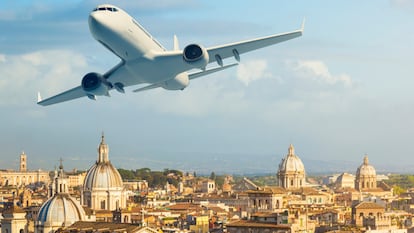 Un avión sobrevuela la ciudad de Roma.