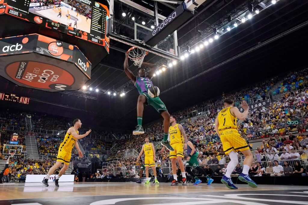 Un mate de Sima ante el Tenerife, en una imagen de la ACB.