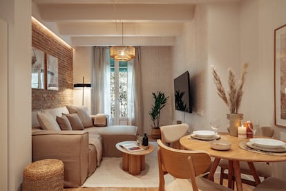 En esta vivienda de Castell Vallgornera se aplicó el 'layering' en tres niveles: luz en el techo, LED detrás del sofá y una lámpara de pie. 