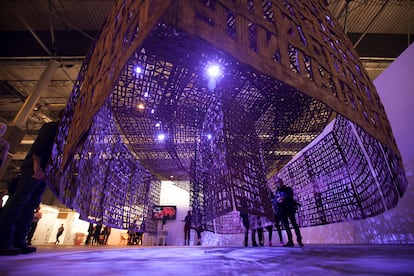 'Pabellón suspendido III. Los sueños', obra de Cristina Iglesias expuesta en el 'stand' de Arco 2016 de EL PAÍS.