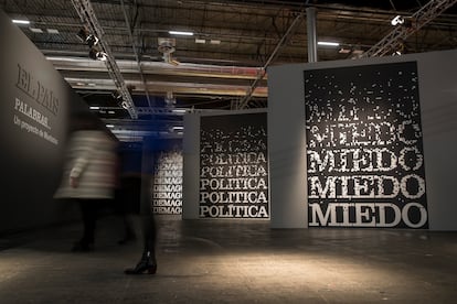 La obra de Antoni Muntadas en el 'stand' de El País en Arco 2020.