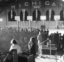 UN BORRACHO JIM PORRISON PROVOCÓ EL ESCÁNDALO DE LOS DOORS EN MICHIGAN