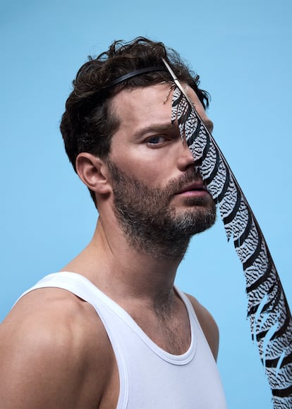Dornan luce el tocado en forma de pluma perteneciente a la colección de primavera de Loewe.