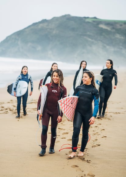 Las mellizas Nahia (a la izquierda) y Kora Calderón, junto a algunas compañeras de la escuela Shelter en la playa de Zarautz.