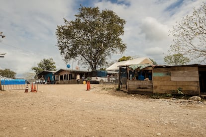 La entrada al campamento de migrantes en Lajas Blancas está custodiada por Senafront, restringiendo el acceso sin autorización.