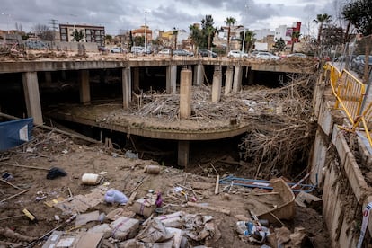 Estado de un edificio en los alrededores de la avenida Blasco Ibáñez de Catarroja, cuatro meses después de la dana. 