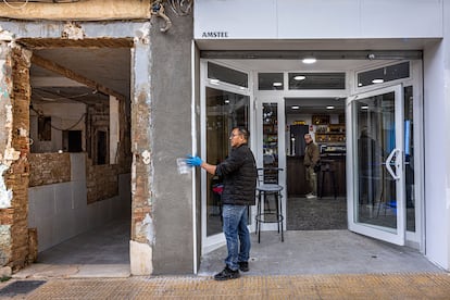 Comercios en una avenida de Catarroja afectados por la dana. En la imagen, tomada el 28 de febrero, se aprecia un local que ha logrado recuperarse y otro que aún muestra los efectos de las inundaciones.