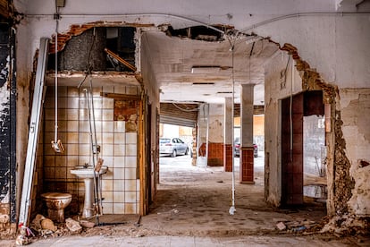 El interior de un local comercial afectado por las inundaciones, cuatro meses después.