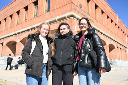 A la derecha, Lucía Martínez, estudiante de la Universidad de León, junto a dos compañeras.  