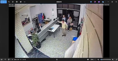 Imagen de la cámara de seguridad del Centro de Coordinación de Emergencias en la que se observa al 'president' de la Generalitat, Carlos Mazón, accediendo a las instalaciones a las 20.28 del pasado 29 de octubre.
