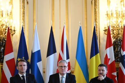 El primer ministro británico, Keir Starmer (en el centro), flanqueado por el presidente de Francia, Emmanuel Macron (a la izquierda), y el ucranio, Volodímir Zelenski.