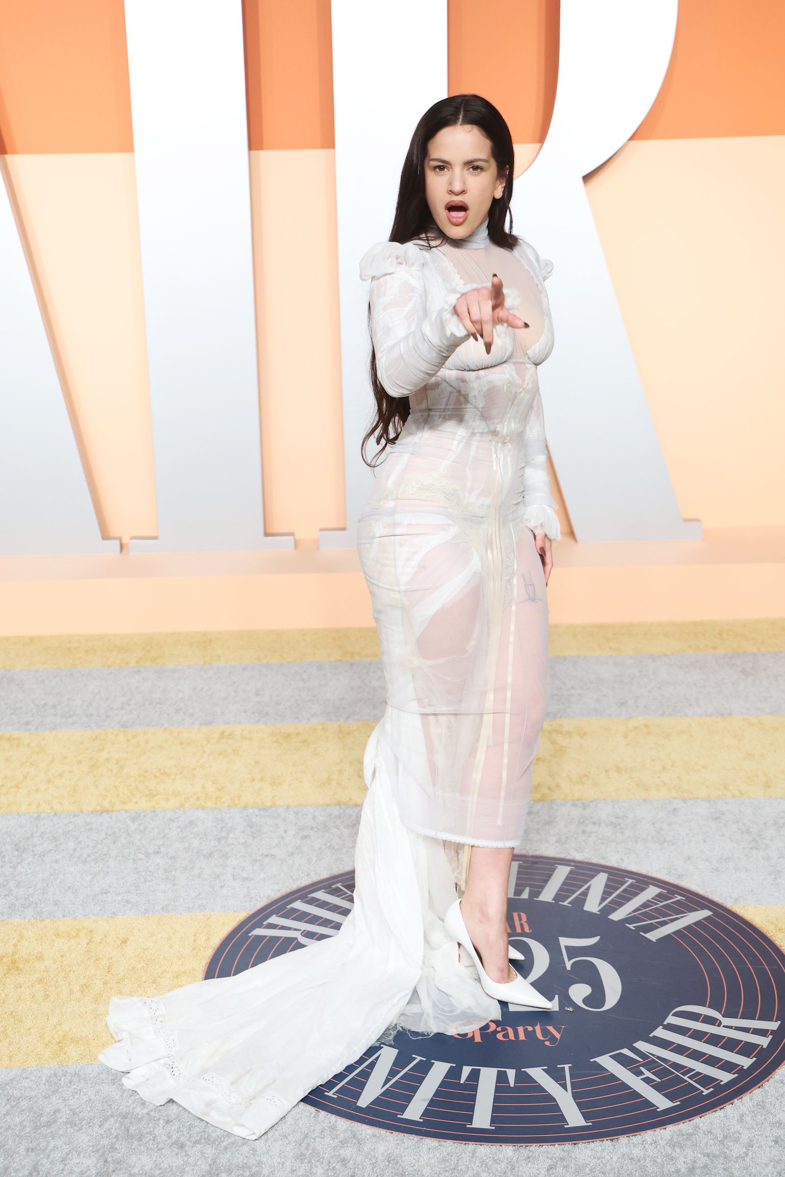 Rosalía en la fiesta de Vanity Fair 2025 tras los Oscar con un vestido de transparencias