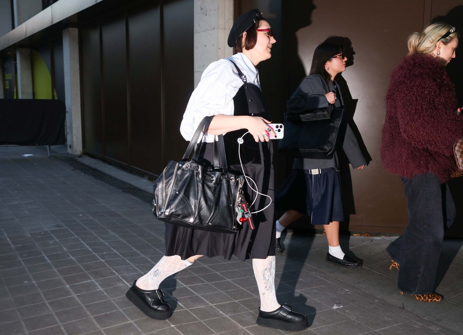 estilismo con un bolso para ir a la oficina