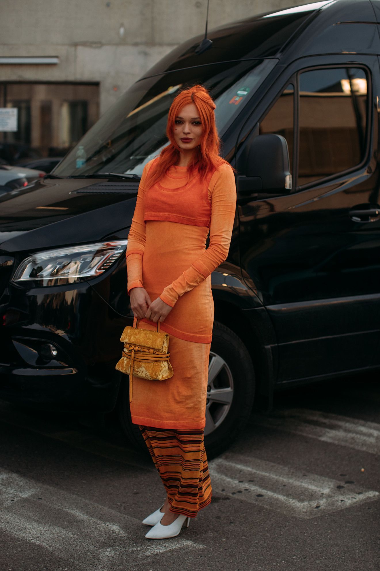 zapatos almendra una tendencia vista en el street style de miln en 2025