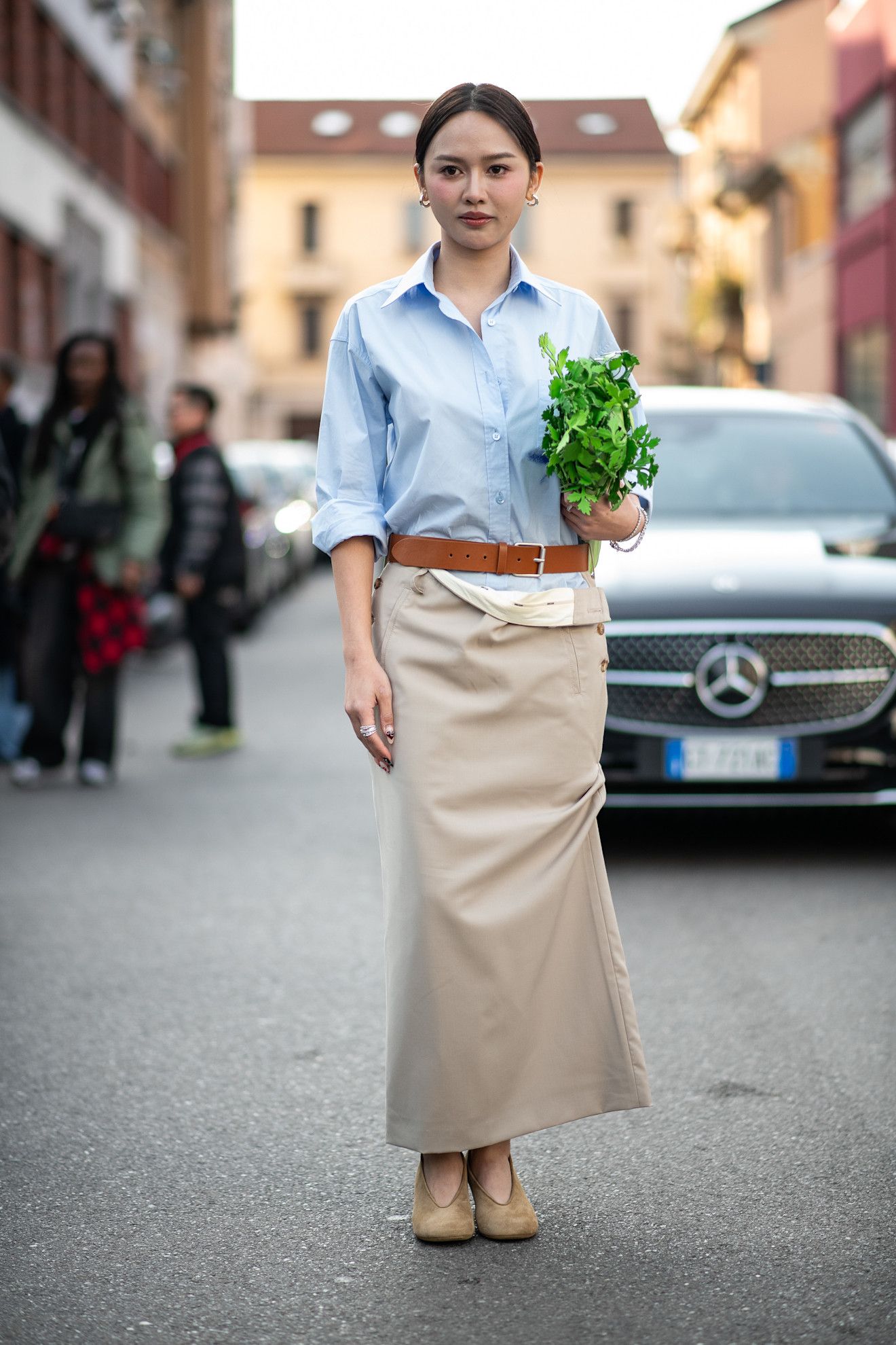 zapatos almendra una tendencia vista en el street style de miln en 2025