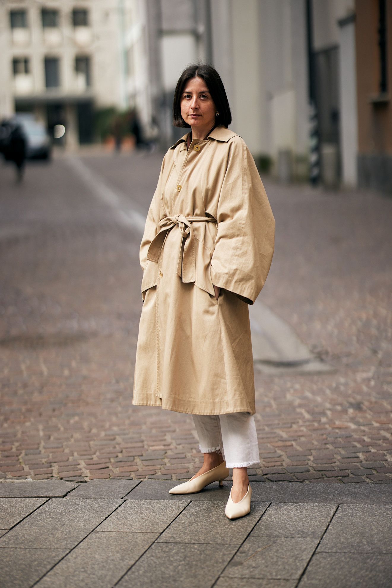 zapatos almendra una tendencia vista en el street style de miln en 2025