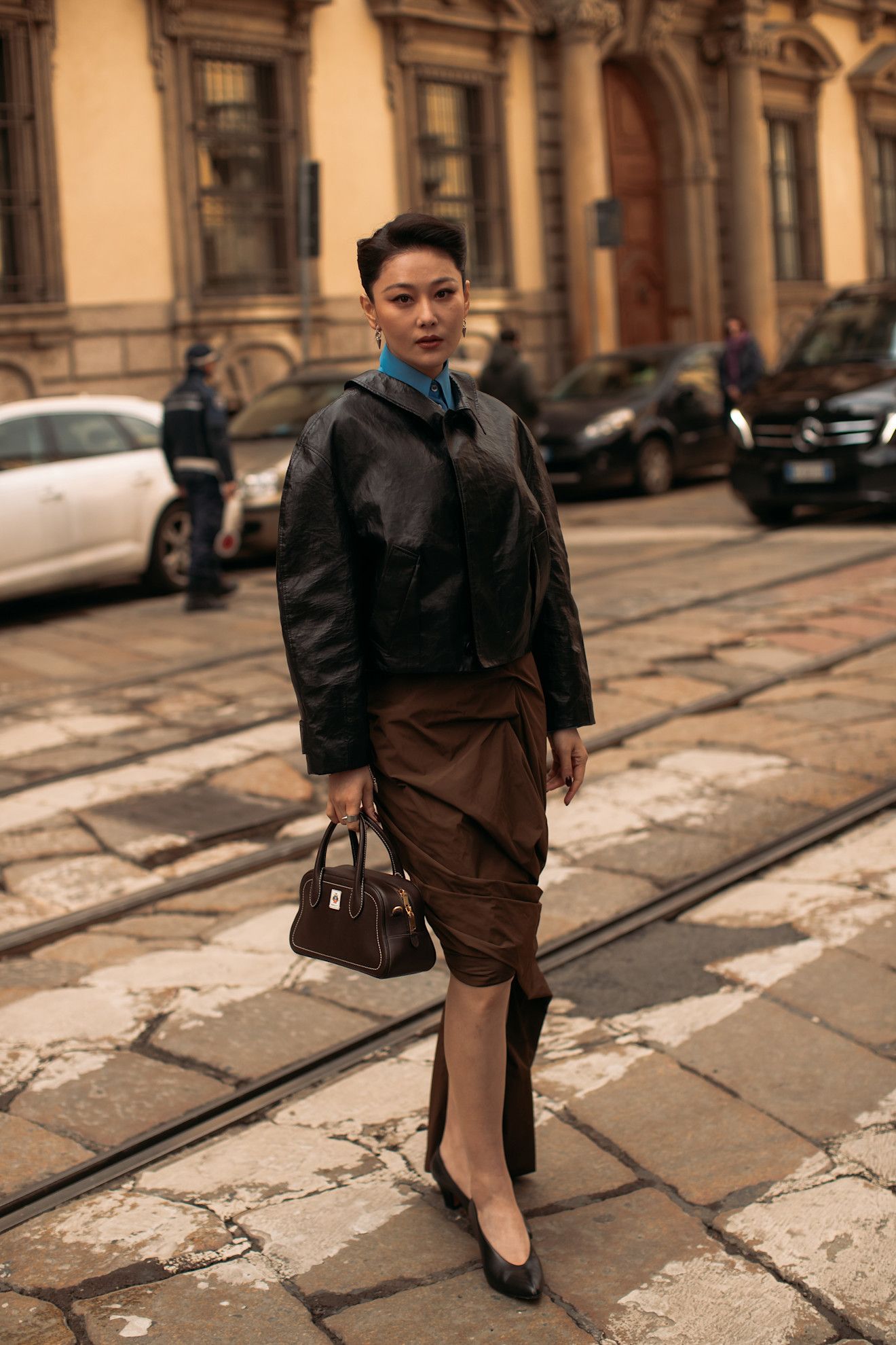 zapatos almendra una tendencia vista en el street style de miln en 2025