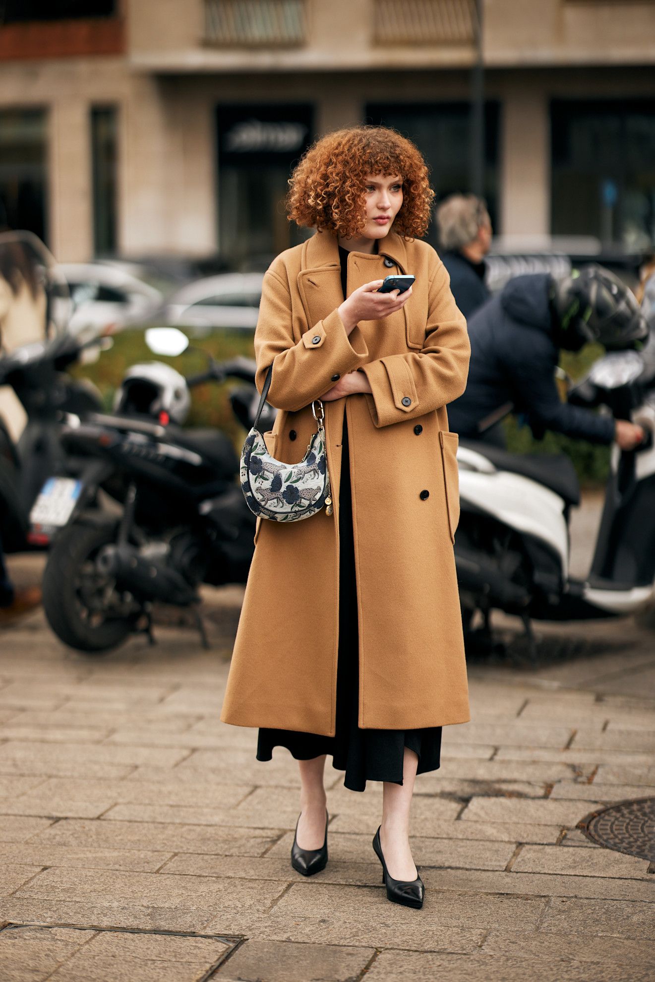 zapatos almendra una tendencia vista en el street style de miln en 2025