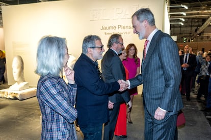 El rey Felipe saluda a Jaume Plensa, artista protagonista del estand de EL PAÍS en Arco.