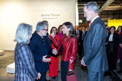 Los Reyes charlan con Jaume Plensa en el estand de EL PAÍS en Arco.