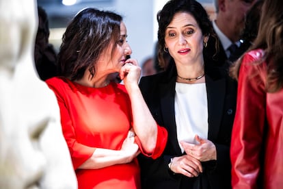 La directora de EL PAÍS, Pepa Bueno, y la presidenta de la Comunidad de Madrid, Isabel Díaz Ayuso, carlan durante la visita al estand de EL PAÍS en Arco.