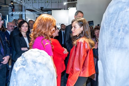 La reina Letizia charla con la vicepresidenta del grupo Prisa, Pilar Gil, durante la visita al estand de EL PAÍS en Arco.