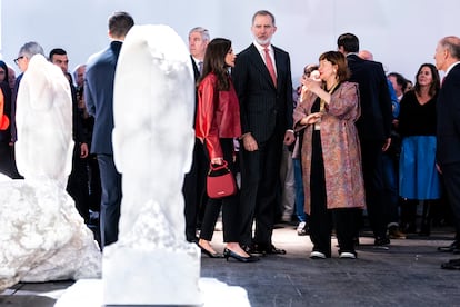 Los Reyes, acompañados de Maribel López, directora de Arco, visitan el estand de EL PAÍS con las obras de Jaume Plensa.