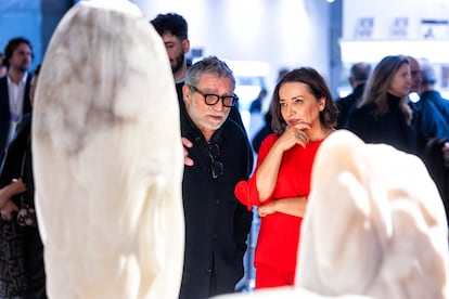La directora de EL PAÍS, Pepa Bueno, charla con el artista protagonista del estand del diario en Arco.