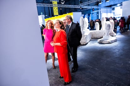 Pilar Gil, vicepresidenta de Prisa, Jaume Plensa, artista protagonista del estand de EL PAÍS en Arco, Juan Cantón, director general de prensa de Prisa Media, y Pepa Bueno, directora de EL PAÍS, visitan la instalación del diario en Arco.
