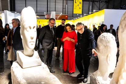 Juan Cantón, director general de prensa de Prisa Media, y Pepa Bueno, directora de EL PAÍS, charlan con Jaume Plensa.